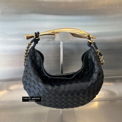 BV Bottega Veneta 2024早春新品 鏈條SARDINE 升級版鏈條肩帶 別致又高級，展現出都市女性的時尚品味！金屬的把手和經典編織結合在一起 藝術感和優雅時髦完美融合 通過精美的工藝 鑄造全新的沙丁魚造型手柄，黃銅材質畫龍