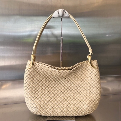 BV Bottega Veneta 2024早春新品Clicker 回歸了最經典小編織，整個包包運用了羔羊編織皮革，完美凸顯了咱們bottega的精湛工藝，固定肩帶處的金屬是使用繆斯黃銅以煙斗夾為靈感 突顯氣質高級感 知性優雅內裡容量大 足