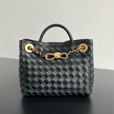 BV Bottega Veneta Andiamo升級啦 黑金鏈條 又多了一絲精緻感 羊皮編織皮質無敵的絕 黑色皮條穿插金色鏈條 搭配可滑動的金屬黃銅繩結扣可隨意調節肩帶 每一件單品都充滿了極致精良工藝，整個Look也是高級又耐看，可以是大