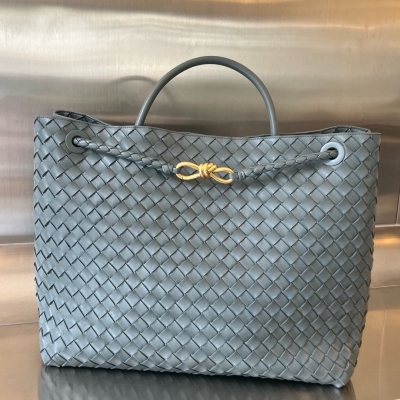 BV Bottega Veneta 2024春夏新款Andiamo手袋 眾多明星同款 經典的全身皮革編織搭配金色繩結扣 夠沉穩也夠瀟灑 整體皆由Nappa羊皮革製成 舒適柔軟且富有動感 可滑動的金屬繩結扣可以調整肩帶，單肩/手伶/斜挎 多種