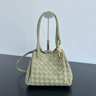 BV Bottega Veneta 新款intrecciato編織皮革肩背包 搭配可拆卸斜肩帶 內裡自帶一個mini小包 外觀保留BV編織獨特的設計 降落傘包是一款未見到實物就心動的包包 小小金色knot點綴充滿了簡約高級感 滿足你不同場合