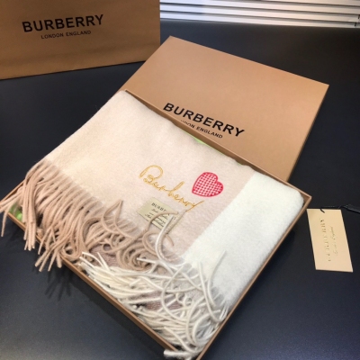 Burberry巴寶莉 人人愛的BURBERRY 無敵好看，優美的圍巾就是與眾不同，高級氣質，美在每一個細節裡！原版定制羊絨圍巾70x180cm 設計 上身就會美到飛起的。