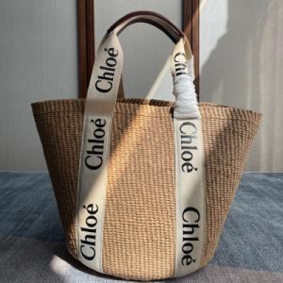 Chloe克洛伊 Large Woody Basket 其中大號Woody提籃包飾有Woody緞帶，採用經典的提籃造型，以營造愜意的夏日氛圍。可手提和肩背，菜籃子包底部由Chloe壓花圓形皮革貼片保護，以提高耐用性 款號：6047 尺寸：2