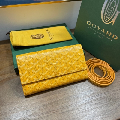 Goyard戈雅 新款上市varenne兩折小挎包，出街必備單品，配有可拆卸牛皮肩帶，風格多變，即可斜跨，又能拆卸肩帶當錢包使用，內含12個卡位元，容量大，輕鬆放下兩部手機，男女皆可，現貨11個顏色，尺寸:長19.5 高11cm