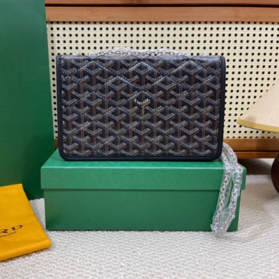 Goyard(戈雅)新款Alexandre III包上新，此包是一款絎縫鏈條包增添了Goyard獨特的魅力。其別致而巧妙的金屬鏈帶可調節出兩種長度，即可變化為如今最流行的腋下包背法，亦或是單肩背法，都可以隨意自由轉換。內飾由天鵝絨皮革，觸感