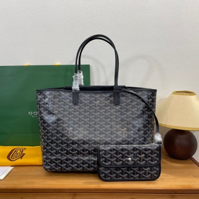 Goyard（戈雅)榮幸新推出Isablle包，此款包外觀像似兩個saint Louis托特包背靠著連在一起，擁有兩個獨立寬敞的空間，包身中間隱藏了小牛皮的按扣口袋，內含Goyard標誌性可拆卸內袋，對物品存放添加了份保障，無論是日常出行還