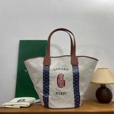 Goyard（戈雅）成立於1853年，已超過150年的歷史，面料以麻，棉及大麻纖維混合織成後再塗上光面的樹膠醛醣 新款Sac BeIharra沙灘包出貨啦兩個顏色哦其它的都看細節吧 尺寸: 底長25 高34 寬22