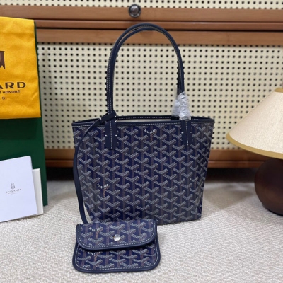 Goyard（戈雅）成立於1853年，已超過150年的歷史，面料以麻，棉及大麻纖維混合織成後再塗上光面的樹膠醛醣，防水，結實，耐用，備受明星，王室，貴族的熱捧，11個顏色正品購入打造，小巧玲瓏，超級實用的一款小包，另配一個精緻零錢包，尺寸: