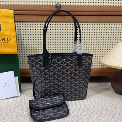 Goyard（戈雅）成立於1853年，已超過150年的歷史，面料以麻，棉及大麻纖維混合織成後再塗上光面的樹膠醛醣，防水，結實，耐用，備受明星，王室，貴族的熱捧，11個顏色正品購入打造，小巧玲瓏，超級實用的一款小包，另配一個精緻零錢包，尺寸: