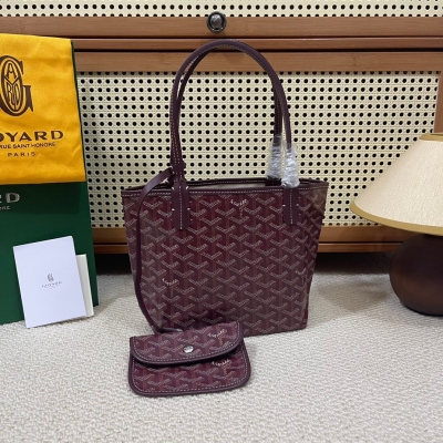 Goyard（戈雅）成立於1853年，已超過150年的歷史，面料以麻，棉及大麻纖維混合織成後再塗上光面的樹膠醛醣，防水，結實，耐用，備受明星，王室，貴族的熱捧，11個顏色正品購入打造，小巧玲瓏，超級實用的一款小包，另配一個精緻零錢包，尺寸: