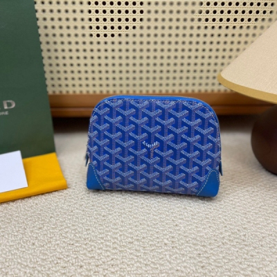 Goyard戈雅 新款Vend?me化妝袋上新！是最理想的化妝用品，內部防水棉村裡易清洗潔。小巧可用，可隨意裝入日常包袋或手提箱，最引人注目其獨特的圓頂形是標誌性，皮革邊角和G型拉鍊，特別搭配個性化的選擇。共有11種顏色選擇 靚麗或中性，低