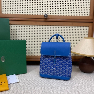 Goyard戈雅 新版本二代mini Alpin出貨啦 以Goyard秉承的傳統工藝，在細節之處盡顯巧思，精心放置的一些金屬環，匠心打造的牛皮手柄，由原先的抽繩更換為側邊按扣開合更為方便，是一款實用多功能包，可手拎，也可肩背或斜跨在身上，還