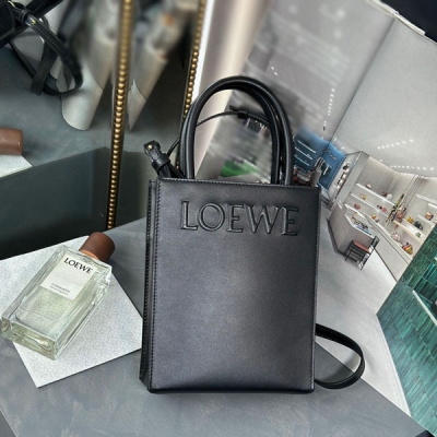 Loewe羅意威 Standard A5 Tote手袋/棕色 採用底部信封結構，可通過頂部提手或可拆卸肩帶攜帶，油亮牛皮革製成，正面飾有徽章壓紋，內襯人字紋棉紡布襯裡。小號尺寸:21x17x6cm 大號尺寸:36x28.5x7.5cm 編碼