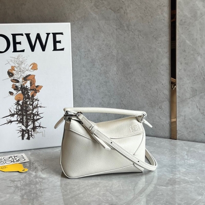 Loewe羅意威 puzzle新版來咯 全新做法mini肩帶可調節 夏季限定拼接做法 更顯年輕和視覺層次感 現貨秒發 Puzzle的容量一直是讓人誇累了 說它裝得了整個世界真的不誇張，實用性是超強！搭配起來不只是時髦利器 夏季選它准沒錯！s