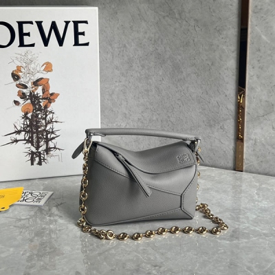 Loewe羅意威 puzzle新版來咯 全新做法mini肩帶可調節 夏季限定拼接做法 更顯年輕和視覺層次感 現貨秒發 Puzzle的容量一直是讓人誇累了 說它裝得了整個世界真的不誇張，實用性是超強！搭配起來不只是時髦利器 夏季選它准沒錯！s