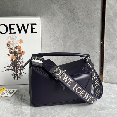 Loewe羅意威 買puzzle送肩帶 新版來咯，自頻寬帶喲 全新? 緞面牛皮Anagram刺繡肩帶 上手就可以感受的到的質感，讓你拎出去立馬奪目，經典造型配上編織提花肩帶，絕了閉眼沖