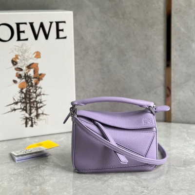 Loewe羅意威 puzzle荔枝皮家族再添一員 啊 春天的顏色呀 簡約大氣的幾何設計可甜可鹽定制荔面牛皮 棉麻內襯 mini號小身材大容量口紅，粉餅統統進來 毫無壓力哈 size:18*11*7.5cm/迷你 配包裝