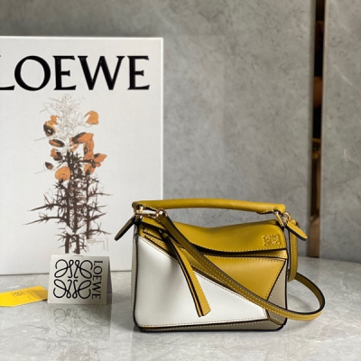 Loewe羅意威 puzzle拼色家族再添一員 簡約大氣的幾何設計可甜可鹽拼色牛皮 棉麻內襯 mini號小身材大容量口紅，粉餅統統進來 毫無壓力哈 size:18*11*7.5cm/迷你 配包裝