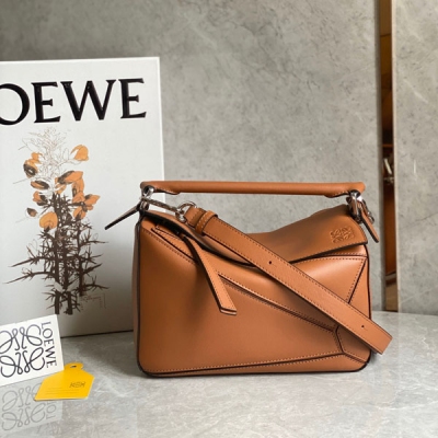 Loewe羅意威 puzzle本色壓印 經典棕 到貨 簡約大氣的幾何設計 採用柔軟小牛皮拼接 隨便揉捏 包型都不變 手感舒適上身氣質立馬up 立體包型還蘊藏著非凡的容量 是永遠都囤不夠的熱門單品啊size:24*10*14cm/小號 配包裝