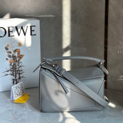 Loewe羅意威 最新2023絕佳新色 一顆高級的珍珠灰 新出的配色讓我欲罷不能，採用經典牛皮革製成，進口紡織內襯可手拎、斜挎、容量大、超實用，喜歡灰色調且光面皮的baby，五星推薦!size:24*10*14cm/小號 配包裝