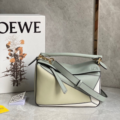 Loewe羅意威 最新灰綠出貨 簡約大氣的幾何設計 可甜可鹽定制小牛皮 隨便揉捏 包型都不變 手感舒適上身氣質立馬up 立體包型還蘊藏著非凡的容量 是永遠都囤不夠的熱門單品啊size:24*10*14cm/小號 配包裝