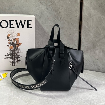 Loewe羅意威 2023單色釉緞面系列出貨時尚界“變形金剛” Hammock bag吊床包設計新穎百變 大容量、單肩、斜挎、手拎、N種背法，上身比例都恰到好處一包多用 無所不能！特顯高級 更致命的超適合街拍 凹造型之餘還特能裝 分分鐘能將