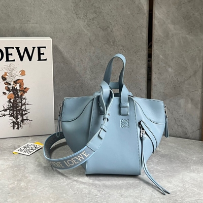 Loewe羅意威 2023單色釉緞面系列出貨時尚界“變形金剛” Hammock bag吊床包設計新穎百變 大容量、單肩、斜挎、手拎、N種背法，上身比例都恰到好處一包多用 無所不能！特顯高級 更致命的超適合街拍 凹造型之餘還特能裝 分分鐘能將