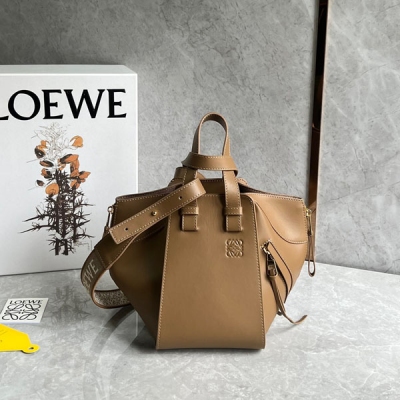 Loewe羅意威 2023單色釉緞面系列出貨時尚界“變形金剛” Hammock bag吊床包設計新穎百變 大容量、單肩、斜挎、手拎、N種背法，上身比例都恰到好處一包多用 無所不能！特顯高級 更致命的超適合街拍 凹造型之餘還特能裝 分分鐘能將