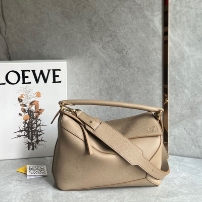 Loewe羅意威 最新做法puzzle 出貨 明星同款 選用進口荔面牛皮，全新版本整個包身都是沙色拼接 包包自重很輕 容量非常可觀 實用百搭又方便 出行，超級百搭色是必入款 中號Size30*12*19cm 配包裝