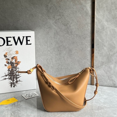 Loewe羅意威 爆款hobo 來啦 現貨秒發 新版型的hammock吊床腋下包 出道即頂流，真香！頭層牛皮質感柔軟細膩 自重輕盈 容量可觀 手提 腋下 斜挎自由切換 一上新就秒空的節奏 沖啊！size：28*17*9.5cm 配包裝