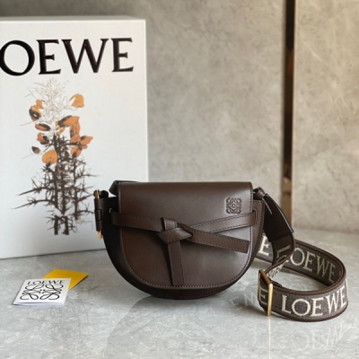 Loewe羅意威 升級版字母寛肩帶馬鞍包MiniGateDual手袋出貨絕絕子 寬肩帶簡直是靈魂之筆 賦予了gate全新的生命包身採用柔軟牛皮革精製而成，可拆卸調節牛皮提繡花肩帶 單肩斜挎、腰包 胸包都非常 背上身很顯氣質 容量也非常線上