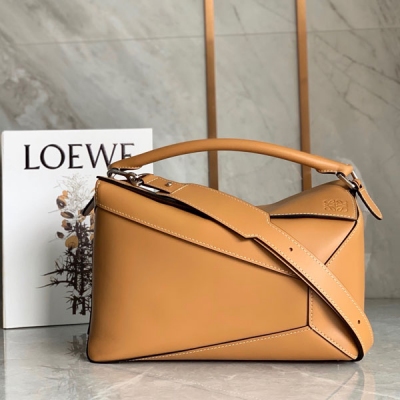 Loewe羅意威 男士必買！全新puzzle炫酷登場 Puzzle一直入 一直爽西班牙小牛皮 紡織內襯 不規則的線條拼接設計 更帶炫酷感。手拎、斜挎、後側背 統統不在話下，還可以將包包折疊成幾何形狀 隨性抱在手中 散發法式慵懶氣質。size