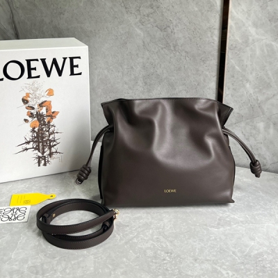 Loewe羅意威 福袋Flamenco升級版出貨 選用優質柔軟小牛皮束口抽繩演繹成福袋造型，金色絨面革襯裡，升級lo*go燙金或燙銀，加寬肩帶更舒適，簡約卻不失個性，磁扣開合 容量非常可，單肩或斜跨背 手拿ok，隨性不失貴氣的feel，簡直