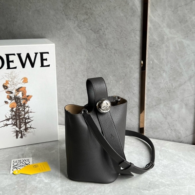 Loewe羅意威 最新PEBBLE水桶包 mini真的絕 實物質感爆棚 極簡俐落的水桶包型王者級的容量變換多種造型功能性 可手提可斜挎可腋下實用性超強 搭配一顆巨大的鵝卵石logo金屬球設計感拉滿 簡直完美嬌小女生輕鬆駕馭，必眼入！Size