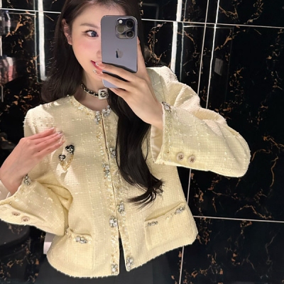 Chanel香奈兒 Vintage中古款手工坊外套高顏值高品質高審美 很貴氣的名媛風外套 精緻短款完全不挑人的H版型 舒適度佳的同時很大程度的修飾了身材比例 顯瘦顯高 米黃色搭配碎花連衣裙也是一道靚麗風景線 SML