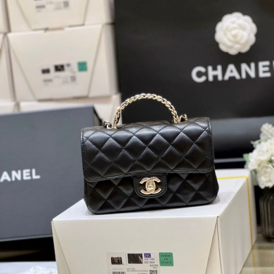 Chanel香奈兒 2023A 高級手工坊系列 CF水鑽手柄大mini CF大mini一直都是熱門款式！加上這個鑽石手柄更是搶爆頭 實物太驚豔了，非常時尚漂亮 實用性強，大手機也可以放！手提斜挎通通都可以哦 獨家原廠方框小羊皮 全鋼24K香