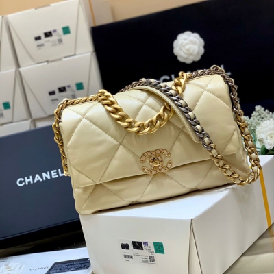 Chanel香奈兒 全新至尊版本 純原廠19 bag 經典款之19 bag 皮料：歐洲原廠購入正品山羊皮 五金：義大利進口24k鍍厚金鋼鎖 貨源稀少，經常容易斷貨 整個包的手感與真品完美達成一致 1161 中號尺寸30cm