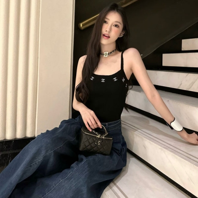 Chanel香奈兒 獨家款 logo吊帶 大博主網紅已經開始po圖了哦 熟女辣妹都能駕馭的百搭單品 超高品質隨意對比 一年四季都可以穿搭到的必備款 SML