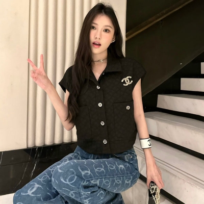 Chanel香奈兒 2023fw 秀款翻領馬甲 極具造型感 非常立體的剪裁 小翻領 中和了原本硬朗鮮明的線條 整體更好搭配帥氣不失優雅 甜酷少女 五金面料都是定制的頂級品質 隨意對比！黑白兩色 贈送防塵袋 現貨發售 SML