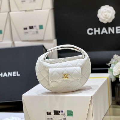 Chanel香奈兒 2023B 秋冬預告系列 火爆款荔枝皮呼啦圈 最愛這只呼啦圈！簡單復古，前面還多了個小插袋！黑金真的很高檔 非常復古耐看！最重要的是上身超好搭配！推薦 原廠正品haas荔枝牛皮 17.5*16*5cm