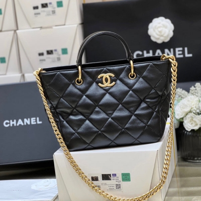 Chanel香奈兒 2023B 秋冬預告系列 限量版小型購物袋 全球限量版菜籃子！國內專櫃沒有上哦 所以撞包幾率非常低 千辛萬苦從巴黎買到這只袋子，可謂千辛萬苦 不過還是值得的，誰叫它這麼美！可以手拎，可以單肩背 容量超級大！原廠正品三隻羊