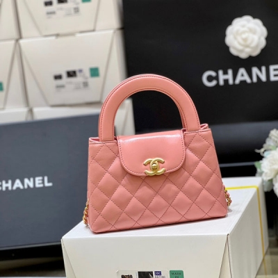 Chanel香奈兒 2023K 秋冬系列 超火爆Kelly包 眾所期待的23k Kelly包來啦 專櫃都買不到，全部要溢價 看到實物才知道物有所值 真的太經典太好看了！包包實際不大，上身很好搭配！實用性極高！一定要買 原廠正品bodin 復