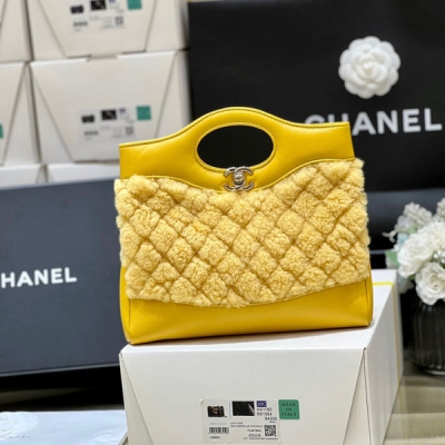 Chanel香奈兒 2023A mini 31bag 限量版毛呢mini 毛茸茸的泰迪款 這是吃可愛多長大的嗎香奶奶又又又複刻了，新款31bag出了mini size，這誰頂得住呀真愛粉必入 無論是中古款還是現代款，它都是眾多包型中的TOP