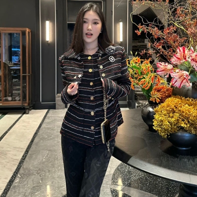 Chanel香奈兒 2023fw 超短款珠子外套時髦精必備！辨識度超強 實物質感超級棒 手工縫製的珠子線條超級精美 完美完完全全的立體剪裁 贈送胸針防塵袋SML