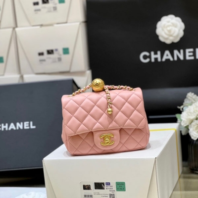 Chanel香奈兒 至尊版本 純原廠小金球 經典之cf mini 2023K 新顏色，超級漂亮 新版本是定型做法，底部是加硬的 皮料：歐洲原廠方框正品羊皮 五金：義大利進口24k鍍厚金五金貨源稀少，經常容易斷貨 整個包的手感與真品完美達成一