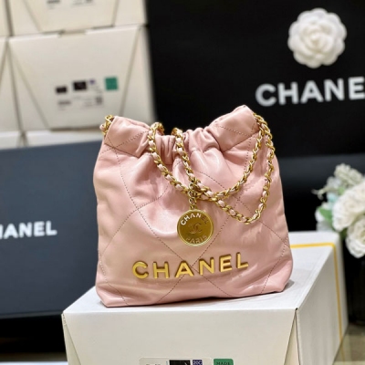 Chanel香奈兒 2024S 春夏系列 大爆款 mini 22 bag 作為全球搶購的大爆款！無疑又是溢價款！非常難買！這只mini 22真的是太好看了 上身太好搭配了，容量也超級大 手拎斜挎都可以 經典耐看 獨家原廠方框油臘牛皮 尺寸1