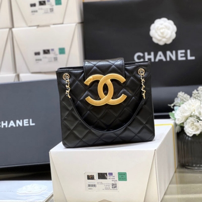 Chanel香奈兒 2024C 早春度假系列 大雙C復古tote腋下包 推出的大雙C tote腋下包！ 非常復古好看 大logo是做舊金屬的，永不過時哦 實用性非常強，可以單肩，腋下背也可以斜挎 容量非常大 推薦！原廠正品方框小羊皮 17.