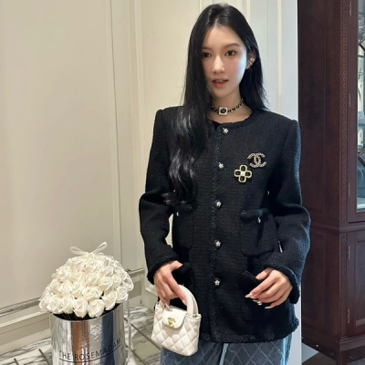 Chanel香奈兒 2024k 四口袋圓領外套黑色系閉眼入！一輩子不過時的優雅時髦 黑色系自帶高級冷豔 日常通勤都OK 自帶女主角氣場 定制山茶花紐扣質感絕了！贈送胸針防塵袋 SML