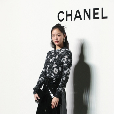 Chanel香奈兒 2024K 山茶花系列款毛衣 銀絲線山茶花提花毛衣，實物美爆了，義大利進口紗線，撞色山茶花提花，花朵胸針可拆卸裝飾，山茶花和雙C字母Logo的點綴，整件復古又高級！SML