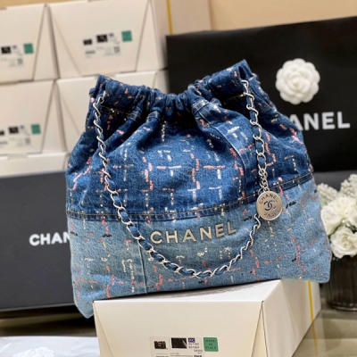 Chanel香奈兒 2024A 高級手工坊系列 隱藏款 牛仔珠片垃圾袋 一個牛仔布包，還超級難買，基本沒貨 可見它的火爆程度！價格確實貴，但包包真心美，不得不說小香是最懂女人的 獨家原廠丹寧牛仔布料 35*42*8cm